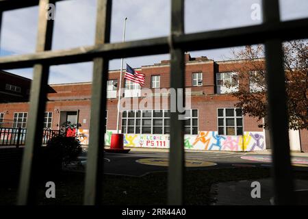 201119 -- NEW YORK, 19. November 2020 -- Foto aufgenommen am 19. November 2020 zeigt den leeren Spielplatz einer öffentlichen Schule in New York, USA. Der Bürgermeister von New York, Bill de Blasio, gab am Mittwoch bekannt, dass alle öffentlichen Schulen in der Stadt ab Donnerstag geschlossen werden würden, da die COVID-19-Infektionsrate im 7-Tage-Durchschnitt 3 Prozent übersteigt. U.S.-NEW YORK-COVID-19-PUBLIC SCHOOLS-CLOSURE WANGXYING PUBLICATIONXNOTXINXCHN Stockfoto