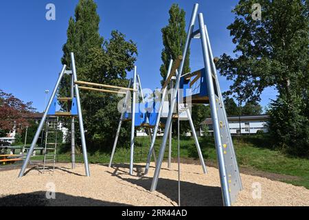 Spielplatz für Kinder mit verschiedenen Geräten aus Metall, Holz und Seilen. Stockfoto