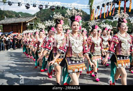 201120 -- LEISHAN, 20. November 2020 -- Menschen der ethnischen Gruppe Miao nehmen an der Parade während der Miao Neujahrsfeiern in Leishan County von Qiandongnan Miao und Dong Autonome Präfektur, Südwestchina Provinz Guizhou, 19. November 2020 Teil. Die Menschen der ethnischen Gruppe der Miao nahmen an verschiedenen Aktivitäten Teil, um ihr traditionelles Neujahrsfest zu feiern. CHINA-GUIZHOU-LEISHAN-MIAO NEUJAHR CN TAOXLIANG PUBLICATIONXNOTXINXCHN Stockfoto
