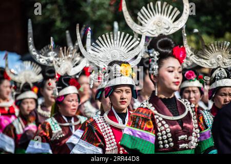 201120 -- LEISHAN, 20. November 2020 -- Menschen der ethnischen Gruppe Miao nehmen an der Parade während der Miao Neujahrsfeiern in Leishan County von Qiandongnan Miao und Dong Autonome Präfektur, Südwestchina Provinz Guizhou, 19. November 2020 Teil. Die Menschen der ethnischen Gruppe der Miao nahmen an verschiedenen Aktivitäten Teil, um ihr traditionelles Neujahrsfest zu feiern. CHINA-GUIZHOU-LEISHAN-MIAO NEUJAHR CN TAOXLIANG PUBLICATIONXNOTXINXCHN Stockfoto