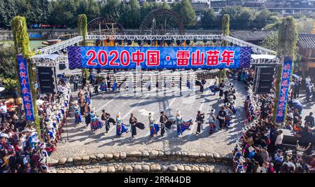 201120 -- LEISHAN, 20. November 2020 -- auf diesem Luftbild nehmen Menschen der ethnischen Gruppe Miao an den Miao Neujahrsfeiern in Leishan County von Qiandongnan Miao und Dong Autonome Präfektur, Südwestchina Provinz Guizhou, 19. November 2020 Teil. Die Menschen der ethnischen Gruppe der Miao nahmen an verschiedenen Aktivitäten Teil, um ihr traditionelles Neujahrsfest zu feiern. CHINA-GUIZHOU-LEISHAN-MIAO NEUJAHR CN TAOXLIANG PUBLICATIONXNOTXINXCHN Stockfoto