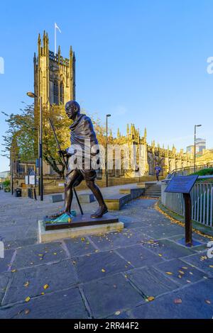 Manchester UK - 08. Oktober 2022: Blick auf die Kathedrale von Manchester mit dem Mahatma Gandhi-Denkmal, Einheimischen und Besuchern in Manchester, England UK Stockfoto