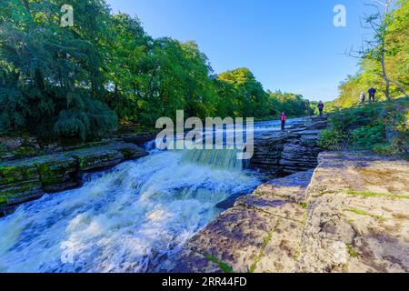 Aysgarth, Großbritannien - 23. September 2022: Blick auf die Aysgarth Falls, mit Besuchern, im Yorkshire Dales National Park, North Yorkshire, England, Großbritannien Stockfoto
