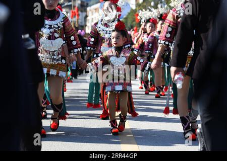 201120 -- LEISHAN, 20. November 2020 -- Menschen der ethnischen Gruppe Miao nehmen an der Parade während der Miao Neujahrsfeiern in Leishan County von Qiandongnan Miao und Dong Autonome Präfektur, Südwestchina Provinz Guizhou, 19. November 2020 Teil. Die Menschen der ethnischen Gruppe der Miao nahmen an verschiedenen Aktivitäten Teil, um ihr traditionelles Neujahrsfest zu feiern. CHINA-GUIZHOU-LEISHAN-MIAO NEUJAHR CN YANGXWENBIN PUBLICATIONXNOTXINXCHN Stockfoto