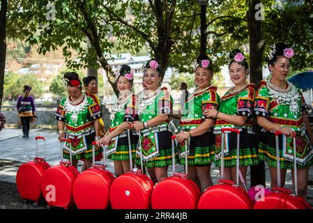 201120 -- LEISHAN, 20. November 2020 -- Menschen aus der ethnischen Gruppe der Miao nehmen an den Miao Neujahrsfeiern in Leishan County von Qiandongnan Miao und Dong Autonome Präfektur, Südwestchina Provinz Guizhou, 19. November 2020 Teil. Die Menschen der ethnischen Gruppe der Miao nahmen an verschiedenen Aktivitäten Teil, um ihr traditionelles Neujahrsfest zu feiern. CHINA-GUIZHOU-LEISHAN-MIAO NEUJAHR CN TAOXLIANG PUBLICATIONXNOTXINXCHN Stockfoto