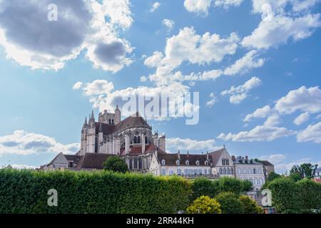 gotische Kathedrale saint etienne oberhalb von auxerre im französischen Département yonne Stockfoto