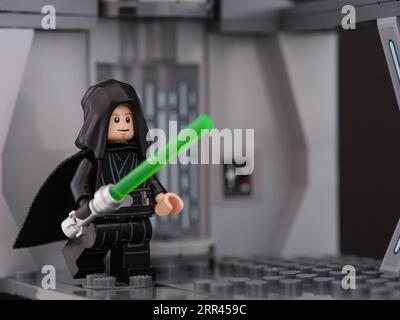 Tambov, Russische Föderation - 18. August 2023 Eine Lego Luke Skywalker Minifigur mit einem lego Lichtschwert Stockfoto