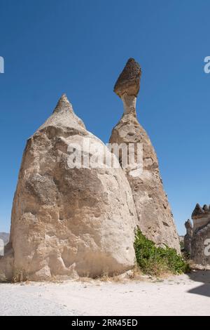 Typische geologische Formation von erodiertem Fels im Freilichtmuseum von Goreme, mit einem großen Fels in empfindlicher Balance an der Spitze einer Formation, Feen c Stockfoto