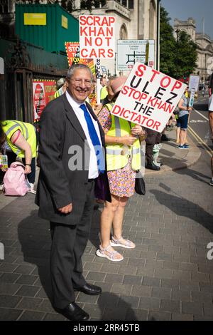 Paris, Frankreich. September 2023. Steve Tuckwell, Mitglied der Konservativen Partei, schließt sich der Demonstration gegen die ULEZ-Erweiterung an. Hunderte Demonstranten versammelten sich vor dem Parlament, bevor der Premierminister an den Fragen des Premierministers teilnahm. Die Ultra-Low-Emission-Zone wurde eingeführt, um die Luftverschmutzung zu bekämpfen; viele sehen das System jedoch als eine weitere Steuer für die Armen an, da ältere Fahrzeuge die Vorschriften nicht einhalten. (Foto: Andy Barton/SOPA Images/SIPA USA) Credit: SIPA USA/Alamy Live News Stockfoto