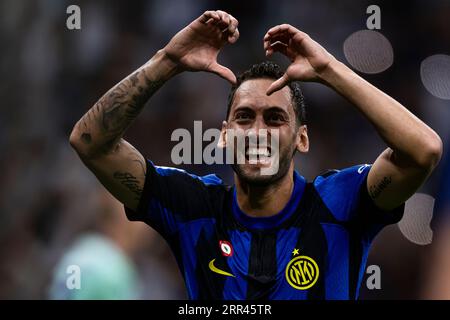 Hakan Calhanoglu vom FC Internazionale feiert nach einem Elfmetertor während des Fußballspiels der Serie A zwischen dem FC Internazionale und ACF Fiorentina ein Tor. Stockfoto