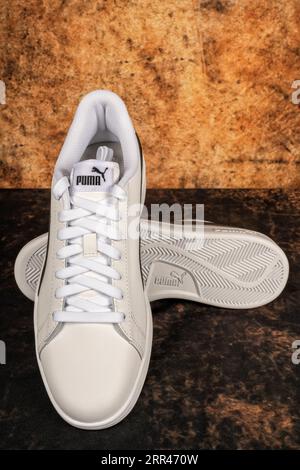 PUMA Smash V2 L lässige Sneakers aus Leder in Schwarz und weiß. Foto aufgenommen am 6. September 2023 in Spanien. Stockfoto