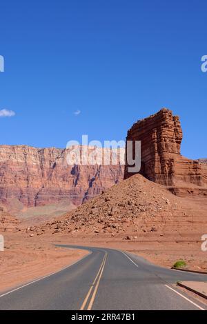 Desert Road in der Nähe von Lees Ferry und Vermilion Cliffs in Arizona Stockfoto