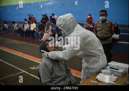 News Bilder des Tages 201123 -- JAKARTA, 23. November 2020 -- Ein Gesundheitsfachmann nimmt eine Probe von einem Bewohner während eines COVID-19-Tests in Jakarta, Indonesien, 23. November 2020. Die Zahl der bestätigten COVID-19-Fälle hat die 500.000-Marke in Indonesien, der viertbevölkerungsreichsten Nation der Welt, überschritten.das Gesundheitsministerium meldete am Montag 4.442 neue bestätigte COVID-19-Fälle und brachte die nationale Tally t.o 502.110 mit 16.002 Todesfällen, darunter 118 neu gemeldete Fälle aus der COVID-19-Pandemie. INDONESIEN-JAKARTA-COVID-19-FÄLLE Zulkarnain PUBLICATIONxNOTxINxCHN Stockfoto