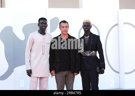 Italien, Lido di Venezia, 6. September 2023: Der Regisseur Matteo Garrone, (L) Seydou Sarr und (R) Moustapha Fall besuchen den roten Teppich für den Film IO Capitano (Me Captain) beim 80. Internationalen Filmfestival von Venedig am 6. September 2023 in Venedig. Foto © Ottavia Da Re/Sintesi/Alamy Live News Stockfoto