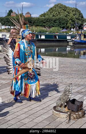 Traditionelles Kostüm der Leute des Quichua-Stammes von Ecuador während einer Tanzvorführung in Stratford upon Avon England. Nachfahren des Inka-Reiches Stockfoto