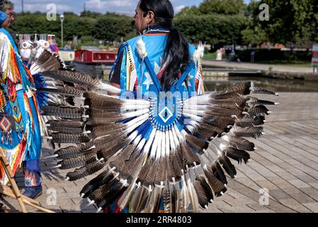 Traditionelles Kostüm der Leute des Quichua-Stammes von Ecuador während einer Tanzvorführung in Stratford upon Avon England. Nachfahren des Inka-Reiches Stockfoto