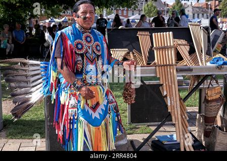 Traditionelles Kostüm der Leute des Quichua-Stammes von Ecuador während einer Tanzvorführung in Stratford upon Avon England. Nachfahren des Inka-Reiches Stockfoto