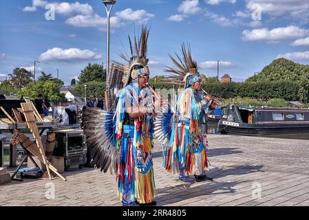 Traditionelles Kostüm der Leute des Quichua-Stammes von Ecuador während einer Tanzvorführung in Stratford upon Avon England. Nachfahren des Inka-Reiches Stockfoto