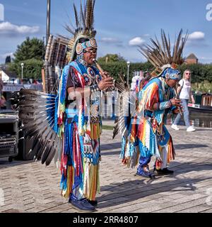 Traditionelles Kostüm der Leute des Quichua-Stammes von Ecuador während einer Tanzvorführung in Stratford upon Avon England. Nachfahren des Inka-Reiches Stockfoto