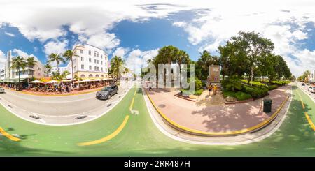 360 Grad Panorama Ansicht von Miami Beach, FL, USA - 3. September 2023: 360 Foto: South Beach Clock Tower, rechteckig