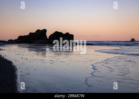 WA23561-00... bei Tagesanbruch der Flut am Ruby Beach im Olympic National Park. Stockfoto