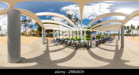 360 Grad Panorama Ansicht von Miami Beach, FL, USA - 3. September 2023: Citibike-Verleihstation Miami Beach 360, Foto im Gleichformat