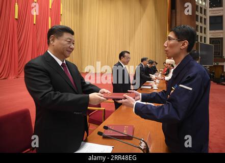 201124 -- PEKING, 24. November 2020 -- XI Jinping und andere Führer der Kommunistischen Partei Chinas und des Staates überreichen den Vertretern der Preisträger bei einer Versammlung zur Ehre von Modellarbeitern und vorbildlichen Einzelpersonen in der Großen Halle des Volkes in Peking, der Hauptstadt Chinas, am 24. November 2020 Ehrenurkunden. CHINA-PEKING-XI JINPING-MODELL ARBEITER-VORBILDLICHE EINZELPERSONEN-VERSAMMLUNG CN LIXXUEREN PUBLICATIONXNOTXINXCHN Stockfoto