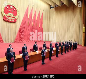 201124 -- PEKING, 24. November 2020 -- XI Jinping und andere Führer der Kommunistischen Partei Chinas und des Staates überreichen den Vertretern der Preisträger bei einer Versammlung zur Ehre von Modellarbeitern und vorbildlichen Einzelpersonen in der Großen Halle des Volkes in Peking, der Hauptstadt Chinas, am 24. November 2020 Ehrenurkunden. CHINA-PEKING-XI JINPING-MODELL ARBEITER-VORBILDLICHE EINZELPERSONEN-VERSAMMLUNG CN XIEXHUANCHI PUBLICATIONXNOTXINXCHN Stockfoto