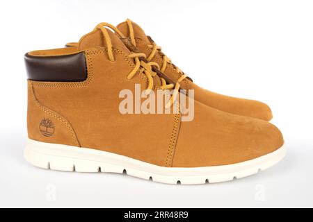 Timberland Graydon Chukka Basic Lederstiefel in gelber Farbe isoliert auf weiß. Foto aufgenommen am 4. September 2023 in Spanien. Stockfoto