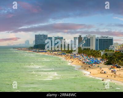 Touristenmassen am Fort Lauderdale Labor Day 2023 Stockfoto