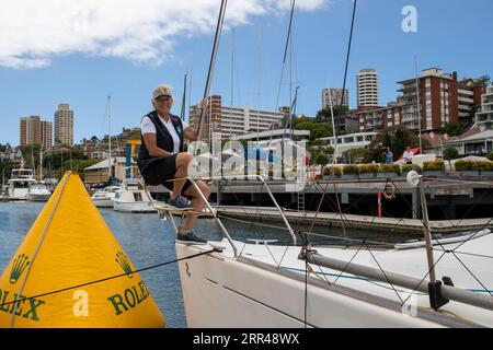 201125 -- SYDNEY, 25. November 2020 -- Skipper von Speedwell, Wendy Tuck posiert für Fotos mit ihrem Boot im Cruising Yacht Club of Australia in Sydney, Australien, am 25. November 2020. Australiens 76. Sydney Hobart Yacht Race wird im Jahr 2020 stattfinden, obwohl es fast ausschließlich eine inländische Flotte hat, gaben die Rennleiter am Mittwoch offiziell bekannt, vor dem legendären Start im Dezember 26. Foto: /Xinhua SPAUSTRALIA-SYDNEY-HOBART YACHTRENNEN ZhuxHongye PUBLICATIONxNOTxINxCHN Stockfoto