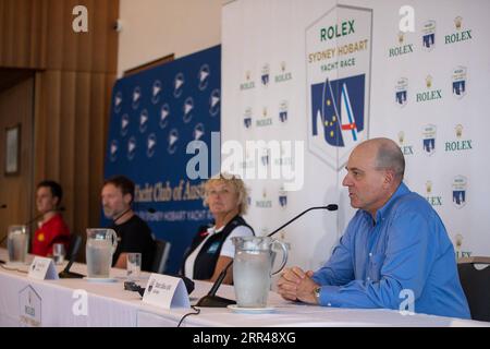 201125 -- SYDNEY, 25. November 2020 -- Matt Allen 1st R, Gewinner des Sydney Hobart Yacht Race 2019, spricht während einer Pressekonferenz im Cruising Yacht Club of Australia in Sydney, Australien, am 25. November 2020. Australiens 76. Sydney Hobart Yacht Race wird im Jahr 2020 stattfinden, obwohl es fast ausschließlich eine inländische Flotte hat, gaben die Rennleiter am Mittwoch offiziell bekannt, vor dem legendären Start im Dezember 26. Foto: /Xinhua SPAUSTRALIA-SYDNEY-HOBART YACHTRENNEN ZhuxHongye PUBLICATIONxNOTxINxCHN Stockfoto