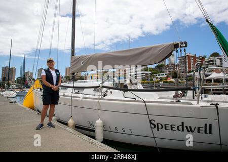 201125 -- SYDNEY, 25. November 2020 -- Skipper von Speedwell, Wendy Tuck posiert für Fotos mit ihrem Boot im Cruising Yacht Club of Australia in Sydney, Australien, am 25. November 2020. Australiens 76. Sydney Hobart Yacht Race wird im Jahr 2020 stattfinden, obwohl es fast ausschließlich eine inländische Flotte hat, gaben die Rennleiter am Mittwoch offiziell bekannt, vor dem legendären Start im Dezember 26. Foto: /Xinhua SPAUSTRALIA-SYDNEY-HOBART YACHTRENNEN ZhuxHongye PUBLICATIONxNOTxINxCHN Stockfoto