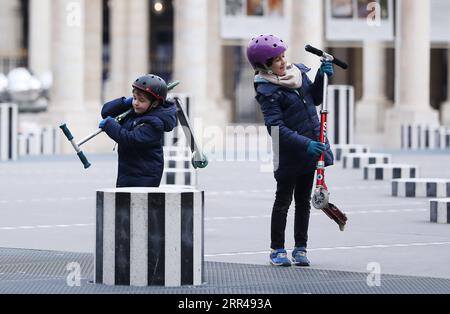 201125 -- PARIS, 25. November 2020 -- Kinder spielen im Palais Royal in Paris, Frankreich, 25. November 2020. Die Franzosen werden ab Samstag mehr Freiheit bei Outdoor-Übungen genießen, und die landesweite Coronavirus-Abriegelung könnte am 15. Dezember aufgehoben werden, wenn die gesundheitlichen Bedingungen erfüllt sind, kündigte Präsident Emmanuel Macron am Dienstag in einer TV-Ansprache an. FRANCE-PARIS-COVID-19-LOCKDOWN-EASING GaoxJing PUBLICATIONxNOTxINxCHN Stockfoto