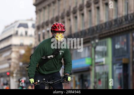 201125 -- PARIS, 25. November 2020 -- Ein Mann mit einer Gesichtsmaske fährt Ein Fahrrad in Paris, Frankreich, 25. November 2020. Die Franzosen werden ab Samstag mehr Freiheit bei Outdoor-Übungen genießen, und die landesweite Coronavirus-Abriegelung könnte am 15. Dezember aufgehoben werden, wenn die gesundheitlichen Bedingungen erfüllt sind, kündigte Präsident Emmanuel Macron am Dienstag in einer TV-Ansprache an. FRANCE-PARIS-COVID-19-LOCKDOWN-EASING GaoxJing PUBLICATIONxNOTxINxCHN Stockfoto
