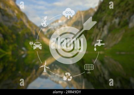 Netto-Null- und CO2-neutrales Konzept. Globus-Glas mit Netto-Null-Symbolen im Grünen Wald mit Sonnenlicht. Ziel für die Nettoklimaausstoß von null Treibhausgasen Klima. Stockfoto