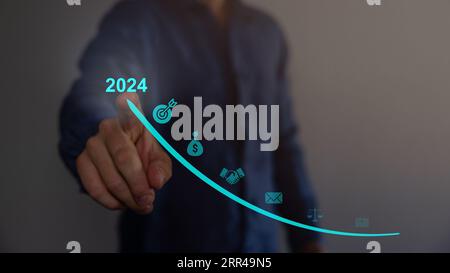 Geschäftsziele Trends 2024. Analytischer Geschäftsmann plant Geschäftswachstum 2024, Strategie digitales Marketing, Gewinn, Wirtschaft, Börse. Stockfoto