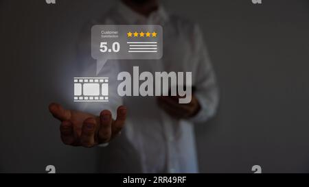 Junger gutaussehender Kerl, der sich glücklich fühlt und mit guter Geste Zustimmung zeigt. Filmkonzept. Stockfoto