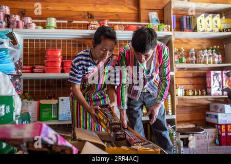 201127 -- KUNMING, 27. November 2020 -- der Bewohner von Dulong Li bin R und seine Frau Li Yuanmei überprüfen ihre Online-Einkaufspakete in dem Lebensmittelgeschäft, das sie in der Dulongjiang Township, Gongshan Dulong und Nu Autonomous County, südwestchinesische Provinz Yunnan, betreiben, 29. Oktober 2020. Dulong ist eine in den Bergen lebende ethnische Gruppe im Südwesten Chinas. Es ist eine der am wenigsten bevölkerten 56 Minderheitenvölkern Chinas. Sie wird auch als ethnische Minderheitengruppe bezeichnet, weil das Volk der Dulong bis zur Gründung der Volksrepublik China im Jahr 1949 und seit der nicht mehr Abschied vom primitiven Leben genommen hat Stockfoto