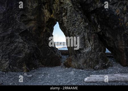 WA23569-00...WASHINGTON - der Pazifische Ozean hat einen Blick durch ein Loch in einem Seestock am Ruby Beach im Olympic National Park. Stockfoto