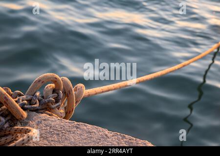 Seil an Land zum Anlegen von Booten Stockfoto