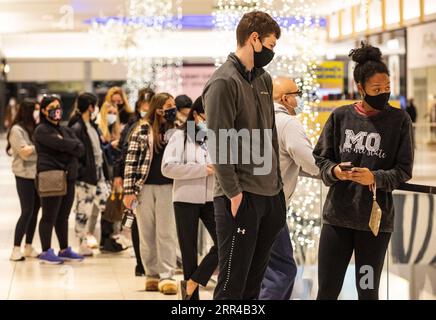 201127 -- ROSEMONT U.S., 27. November 2020 -- die Leute stehen am 27. November 2020 in den Fashion Outlets of Chicago in Rosemont, Illinois, USA, um einen Laden zu betreten. Die Online-Ausgaben der US-Verbraucher erreichten am Thanksgiving Day einen neuen Rekordhoch von 5,1 Milliarden US-Dollar mit einem jährlichen Wachstum von 21,5 Prozent, laut den von Adobe Analytics veröffentlichten Daten. Der Black Friday dieses Jahres wird nicht so viele Türöffnungen haben, wie es sonst üblich ist. Die Einzelhändler treiben die Angebote voran und versprechen den Black Friday-Angeboten für den gesamten November und Dezember, so Adobe Analytics. Foto von /Xi Stockfoto