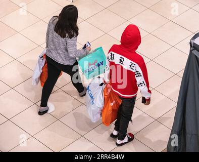 201127 -- ROSEMONT U.S., 27. November 2020 -- Shopper gehen mit ihren Einkäufen während des Black Friday Shoppings in den Fashion Outlets of Chicago in Rosemont, Illinois, USA, am 27. November 2020. Die Online-Ausgaben der US-Verbraucher erreichten am Thanksgiving Day einen neuen Rekordhoch von 5,1 Milliarden US-Dollar mit einem jährlichen Wachstum von 21,5 Prozent, laut den von Adobe Analytics veröffentlichten Daten. Der Black Friday dieses Jahres wird nicht so viele Türöffnungen haben, wie es sonst üblich ist. Die Einzelhändler treiben die Angebote voran und versprechen den Black Friday-Angeboten für den gesamten November und Dezember, so Adobe Analytics. Foto von Stockfoto