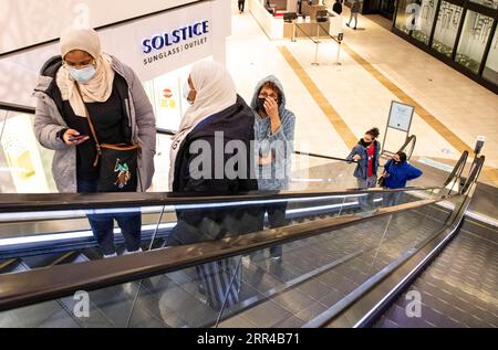 201127 -- ROSEMONT U.S., 27. November 2020 -- Shopper fahren am 27. November 2020 auf einer Rolltreppe beim Black Friday Shopping in den Fashion Outlets of Chicago in Rosemont, Illinois, USA. Die Online-Ausgaben der US-Verbraucher erreichten am Thanksgiving Day einen neuen Rekordhoch von 5,1 Milliarden US-Dollar mit einem jährlichen Wachstum von 21,5 Prozent, laut den von Adobe Analytics veröffentlichten Daten. Der Black Friday dieses Jahres wird nicht so viele Türöffnungen haben, wie es sonst üblich ist. Die Einzelhändler treiben die Angebote voran und versprechen den Black Friday-Angeboten für den gesamten November und Dezember, so Adobe Analytics. Foto von /Xinhua Stockfoto