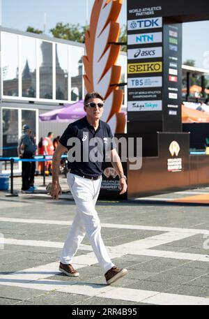 Sebastian Coe nimmt am 8. Tag der Leichtathletik-Weltmeisterschaften Budapest am 26. Tag an der Ziellinie des Frauenmarathons auf dem Heldenplatz Teil Stockfoto