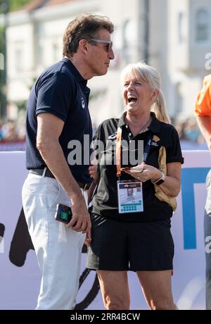 Sebastian Coe hat einen kurzen Witz mit Cherry Alexander auf der Ziellinie des Frauenmarathons auf dem Heldenplatz am 8. Tag der Leichtathletik C Stockfoto