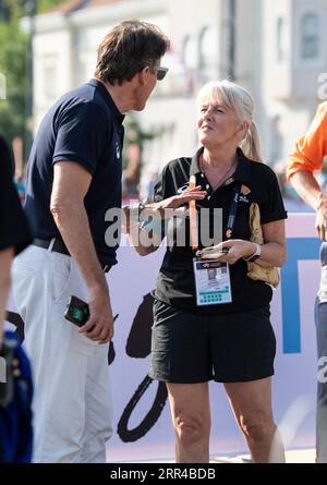 Sebastian Coe hat einen kurzen Witz mit Cherry Alexander auf der Ziellinie des Frauenmarathons auf dem Heldenplatz am 8. Tag der Leichtathletik C Stockfoto