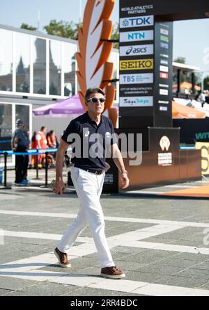 Sebastian Coe nimmt am 8. Tag der Leichtathletik-Weltmeisterschaften Budapest am 26. Tag an der Ziellinie des Frauenmarathons auf dem Heldenplatz Teil Stockfoto