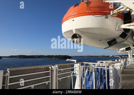 Blick auf den Archipel von der Außenseite des Promenadendecks des Passagierschiffs. Stockfoto