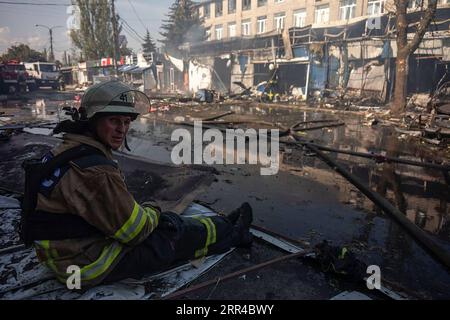 Kostiantynivka, Ukraine. September 2023. Ein ukrainischer Soldat erholt sich auf dem zerstörten Markt, als Folge eines russischen Raketenangriffs am 6. September 2023 in Kostiantyniwka, Ukraine. Mindestens 16 Menschen wurden getötet und Dutzende wurden verletzt, nachdem eine Rakete einen Markt im Zentrum von Kostiantyniwka in der ukrainischen östlichen Donezk getroffen hatte. Foto vom Innenministerium der Ukraine/Kredit: UPI/Alamy Live News Stockfoto